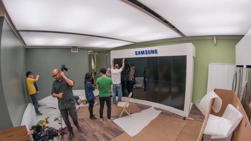 The largest screen is a 85" touch display. The other 8 screens are passive 46" displays, all manufactured by Samsung.