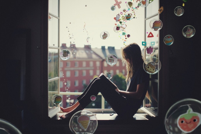 Playstation_LittleBigPlanet_woman_window_av_01